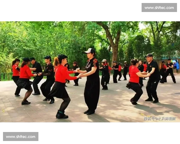 水兵舞比赛入场步展示与舞姿节奏完美融合解析